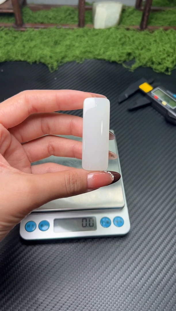 吊坠(赠链)未镶嵌和田玉W****r黑山微色差吊坠m