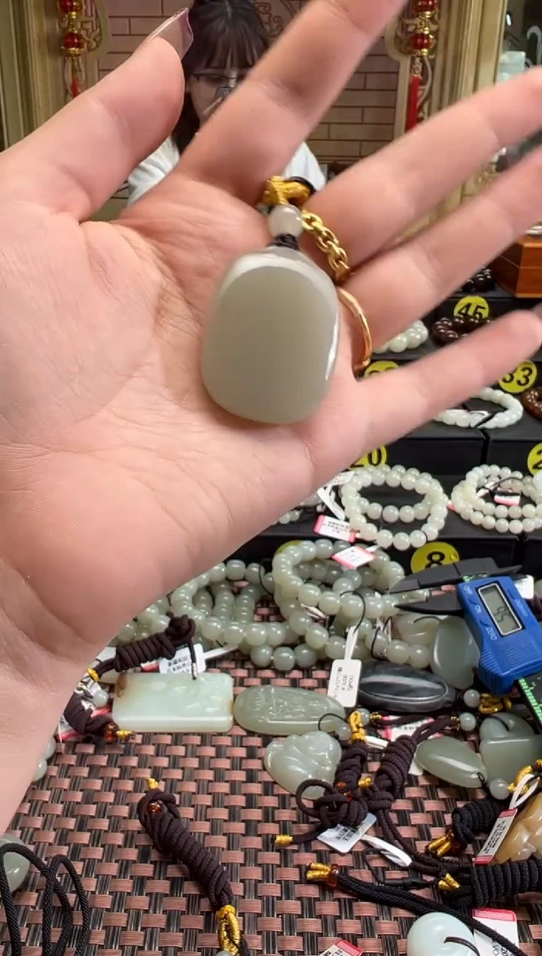 【闪购商品】和田玉吊坠(赠链)未镶嵌且末料青白玉无事牌