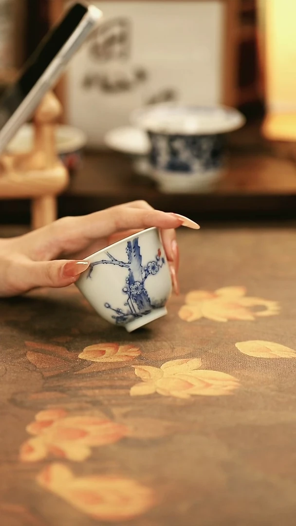 陶瓷青花梅花铃铛杯