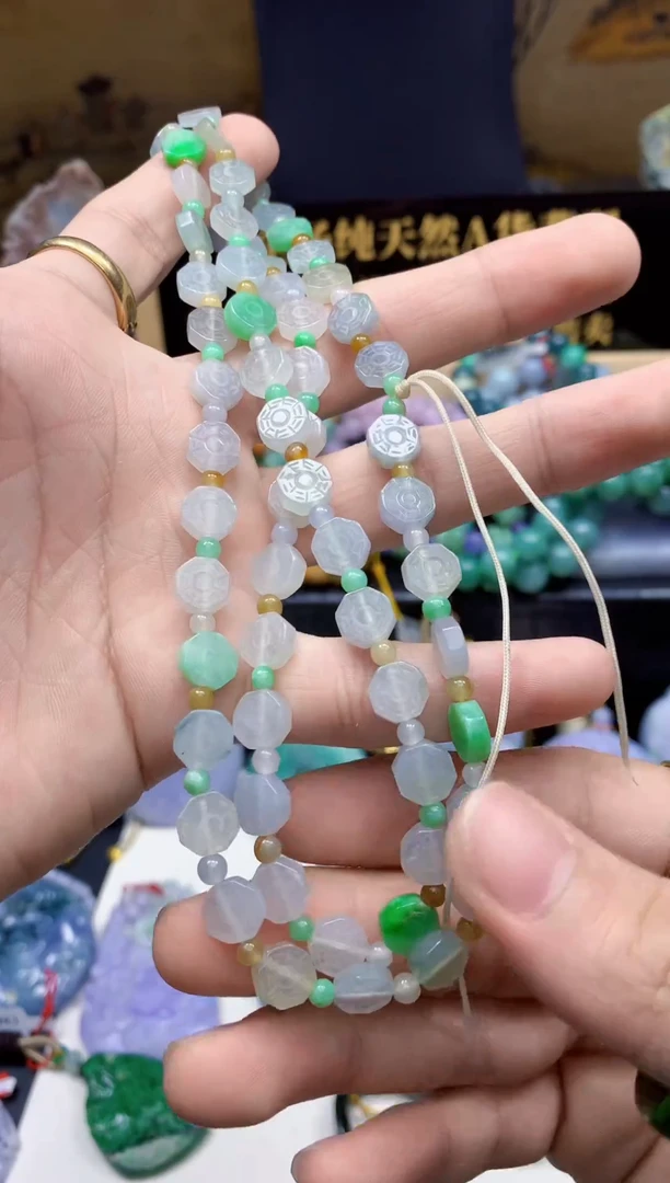 颈饰未镶嵌翡翠小****?天然缅甸翡翠A货