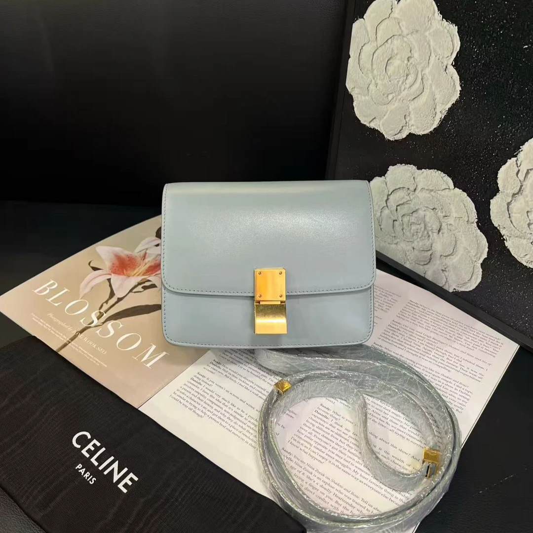 95新 Celine/思琳 专柜价25000 baby蓝小号box豆腐斜挎包B4491