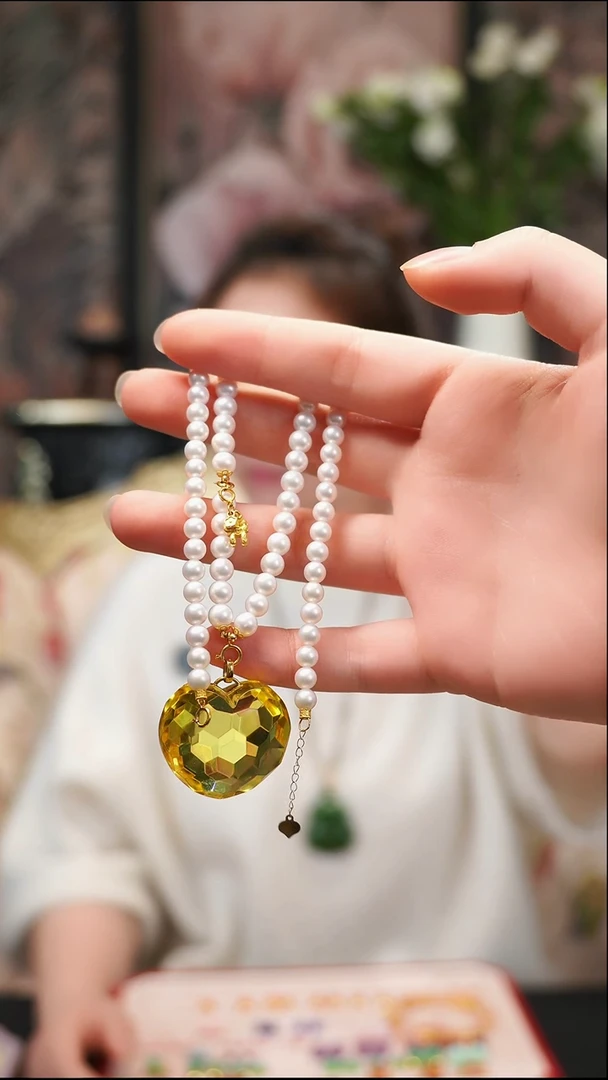 蜜蜡颈饰18K金镶嵌吊坠