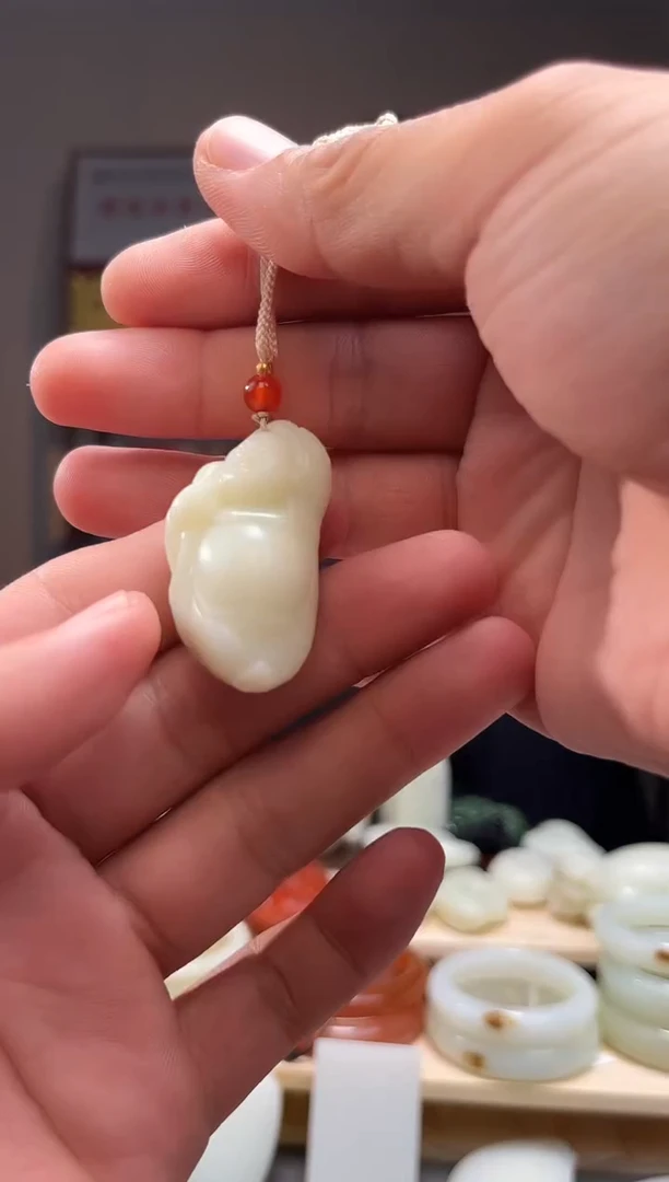 颈饰未镶嵌和田玉吊坠