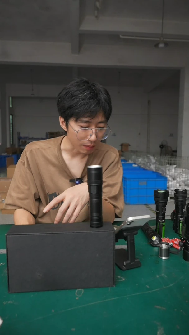 小野人错版M15手电强光可充电家用（全新未使用含电池）