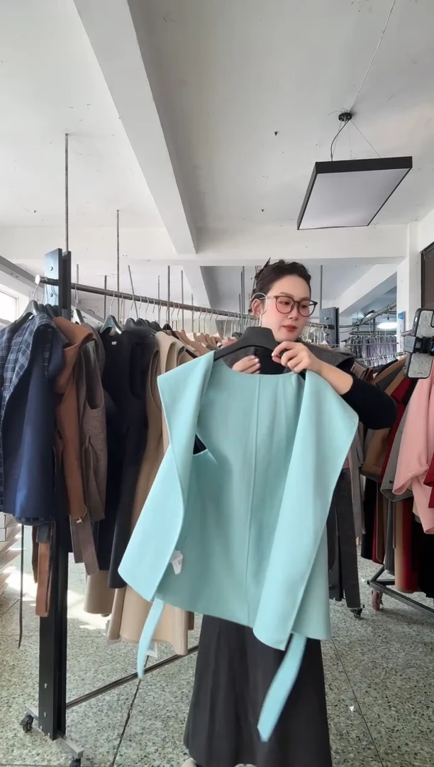 浅蓝色 连帽马甲