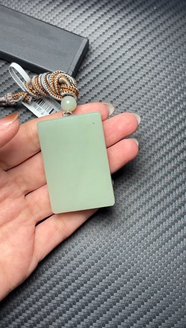 吊坠(赠链)未镶嵌和田玉且末迪克兰二细微色差吊坠km