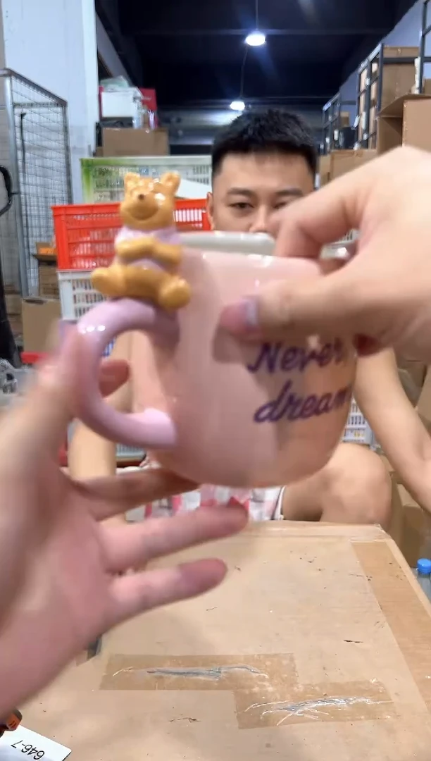 瓷片粉色维尼水杯