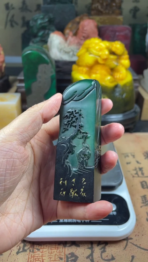 寿山石印石绝绿料薄意雕 曾为梅花醉