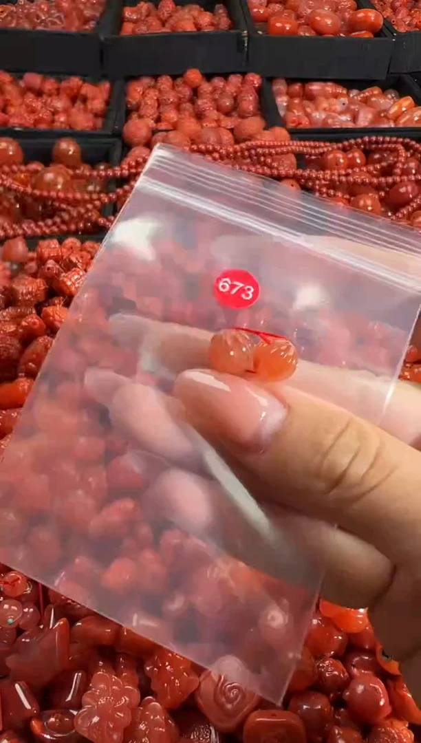 南红玛瑙未镶嵌颈饰1