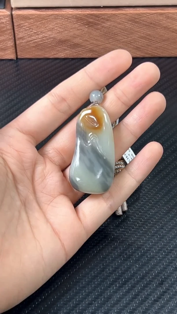 吊坠(赠链)未镶嵌和田玉若羌微色差
