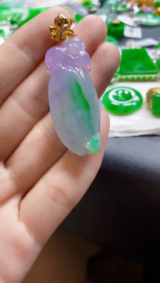 翡翠18K金镶嵌颈饰吊坠