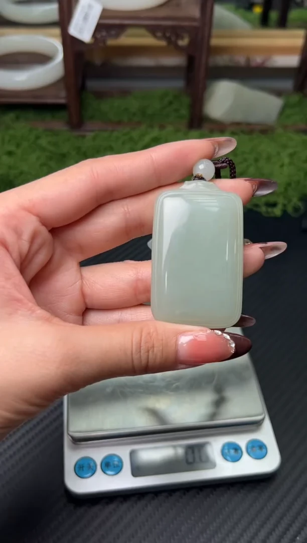 吊坠(赠链)未镶嵌和田玉且末微色差近矿吊坠