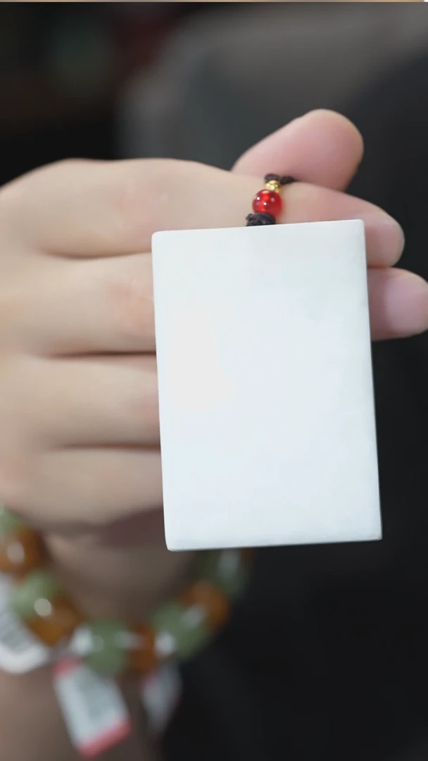 岫玉未镶嵌颈饰无事牌