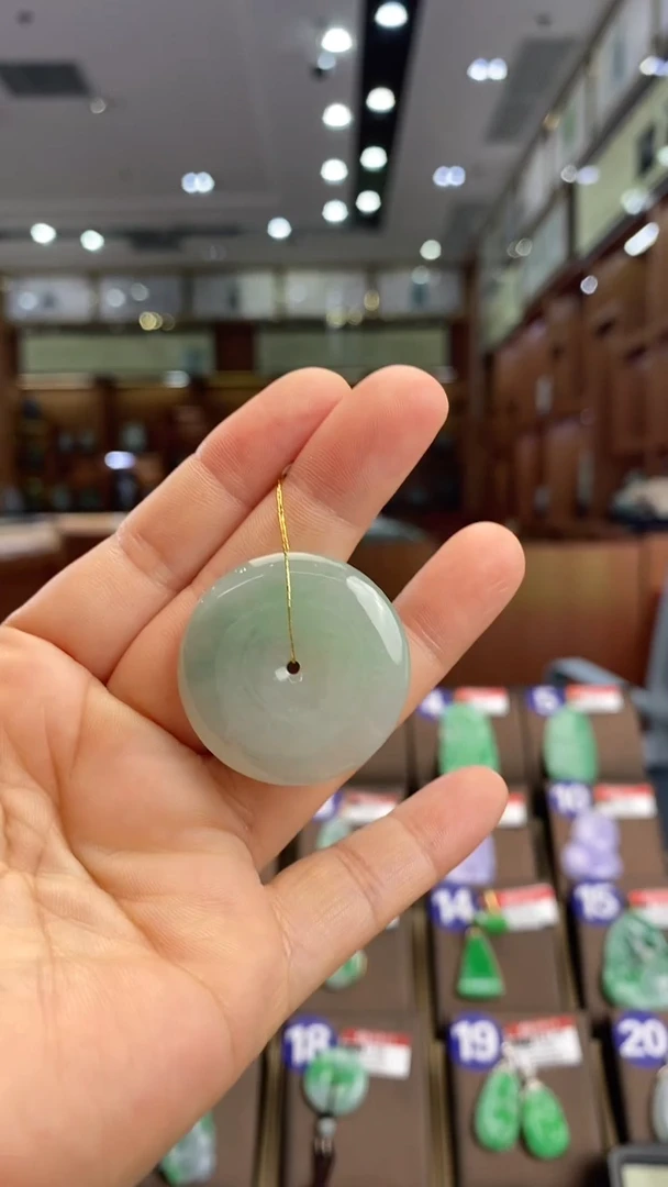 翡翠未镶嵌颈饰平安扣