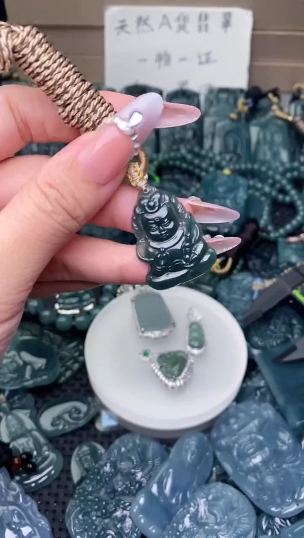 颈饰未镶嵌翡翠