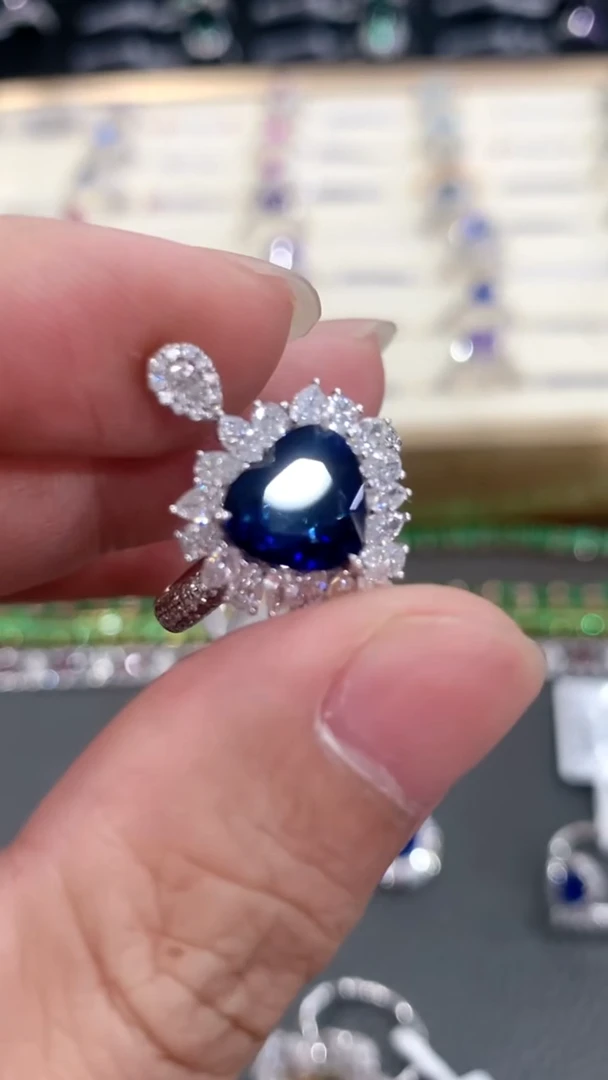戒指蓝宝石18K金镶嵌3.08克拉