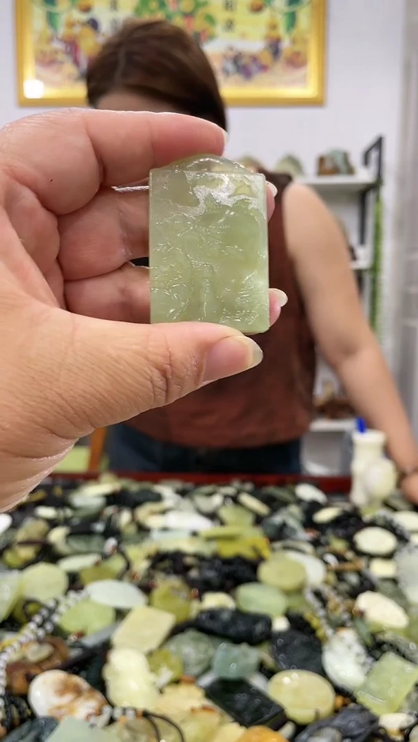 岫玉未镶嵌吊坠