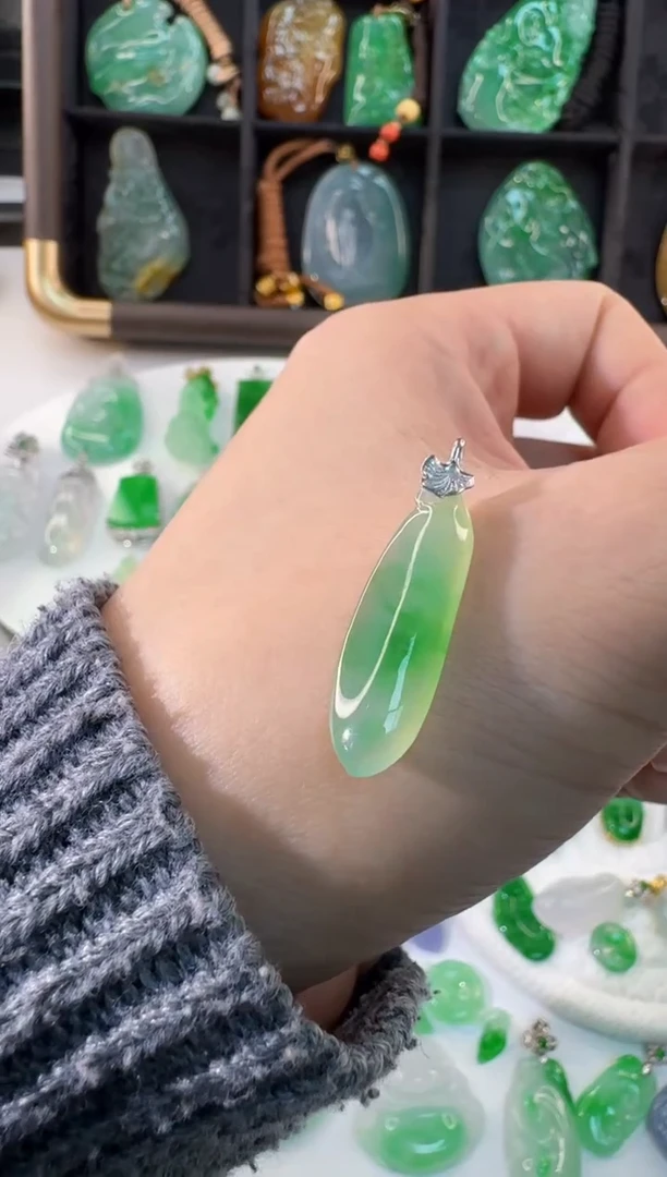 颈饰18K金镶嵌翡翠缅甸A货翡翠