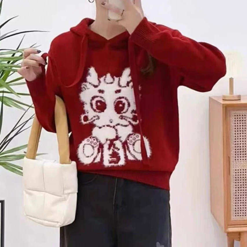 龙年新年战袍红色女新款套头洋气连帽宽松卡通针织打底衫冬季