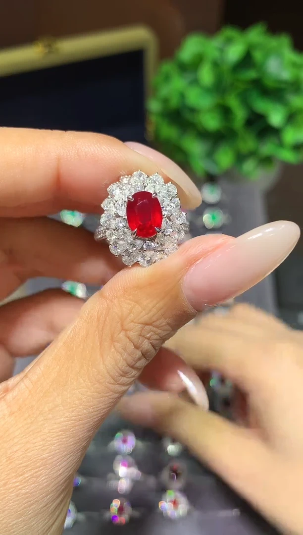 18K金镶嵌戒指红宝石2.03CT