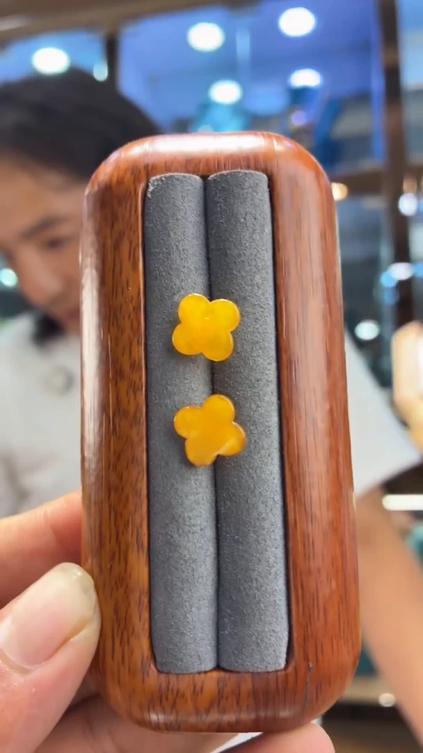 银S925镶嵌蜜蜡耳钉噶玛珠宝