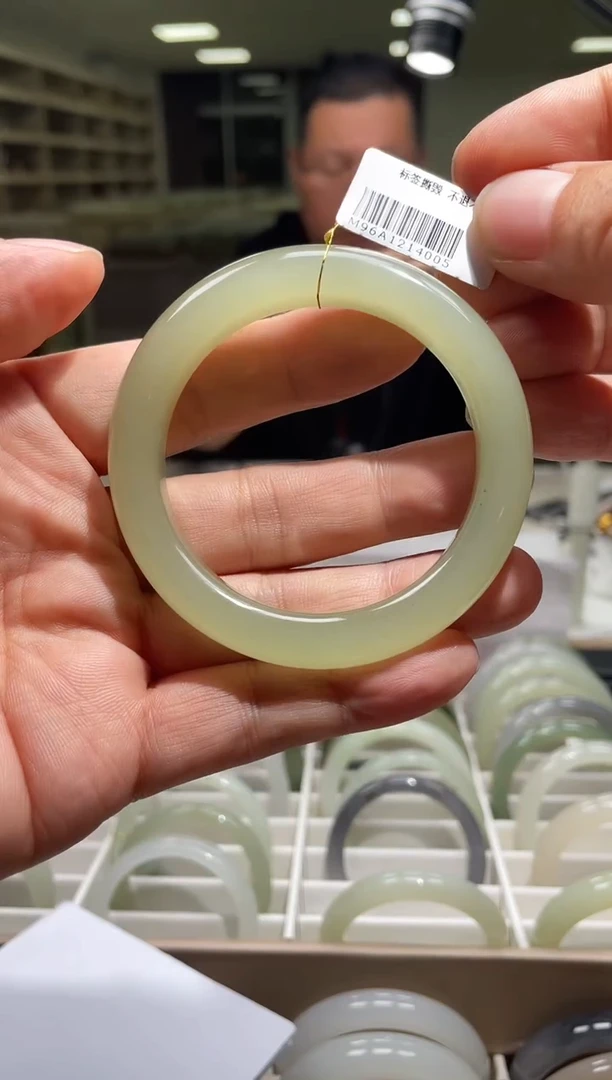 未镶嵌手镯和田玉55-56圈口 4005