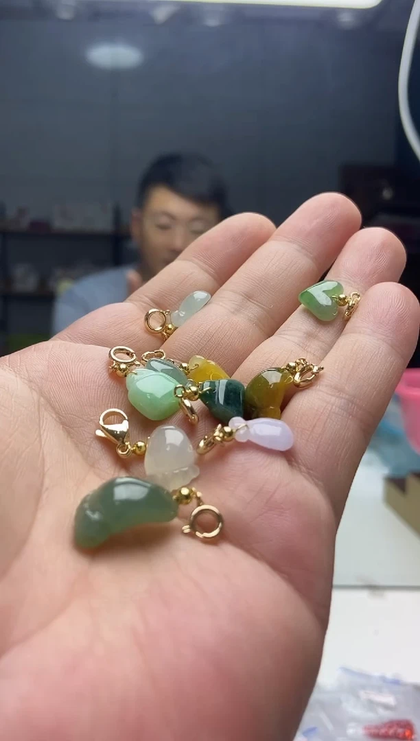 颈饰未镶嵌翡翠挂件拍一发十