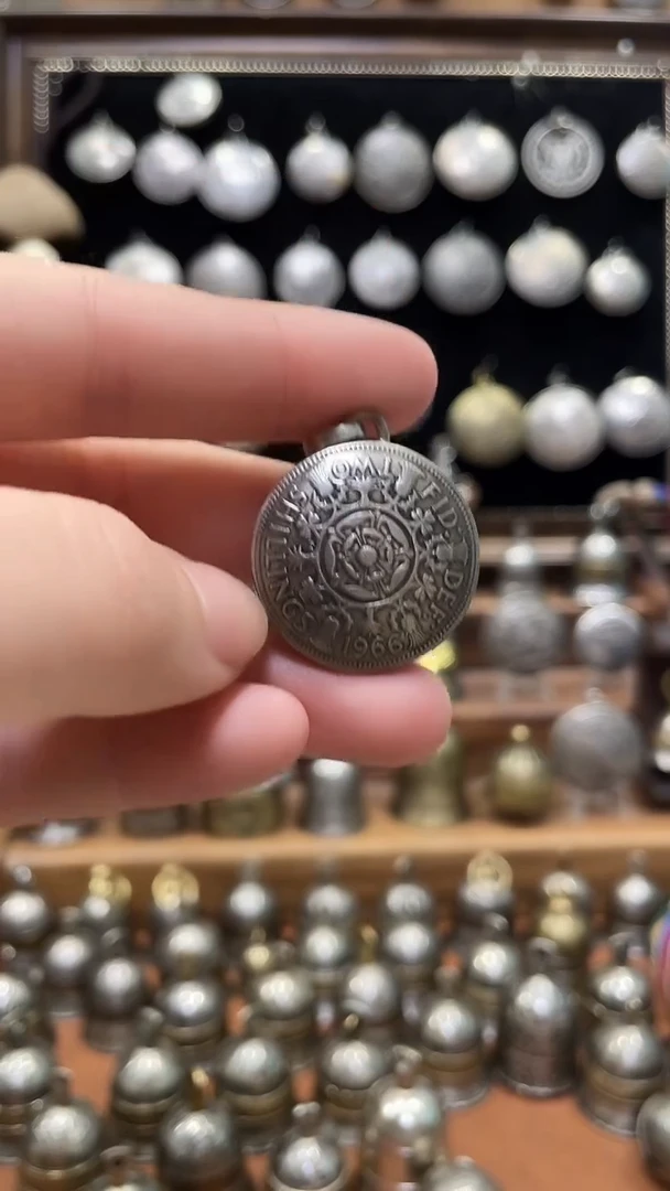 中****7英国两先令白铜硬币照片记忆盒子吊坠配钛钢链子