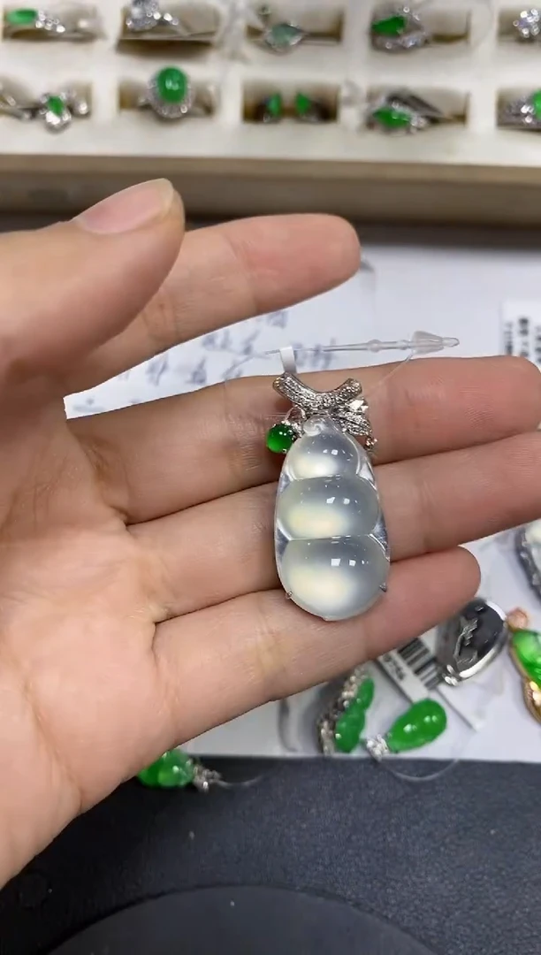 颈饰18K金镶嵌翡翠L***娜颈饰 18K金镶嵌 翡翠