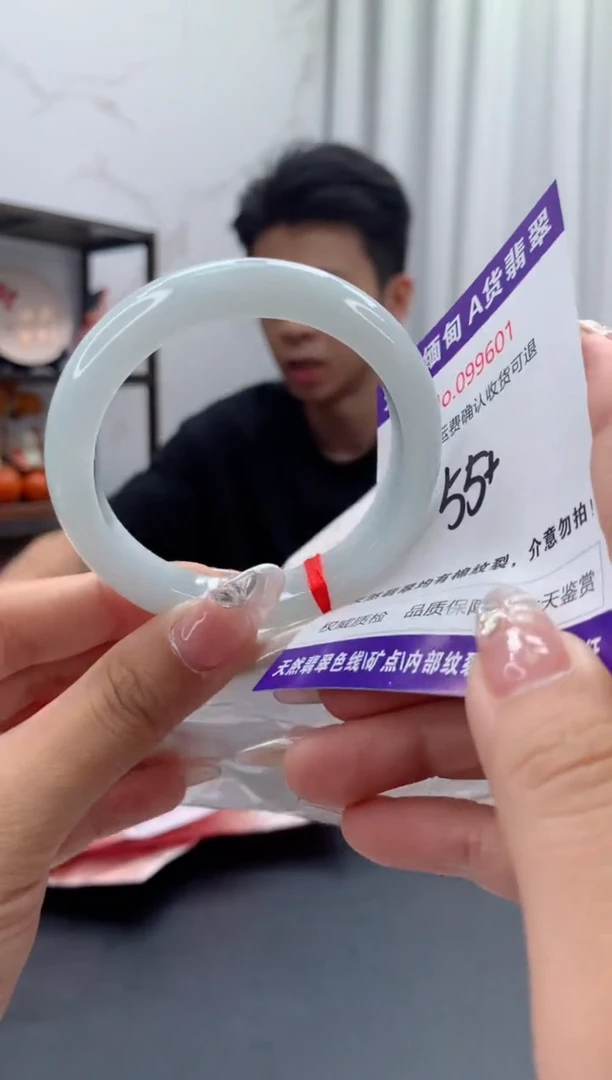 未镶嵌手镯翡翠有纹，完美者勿拍