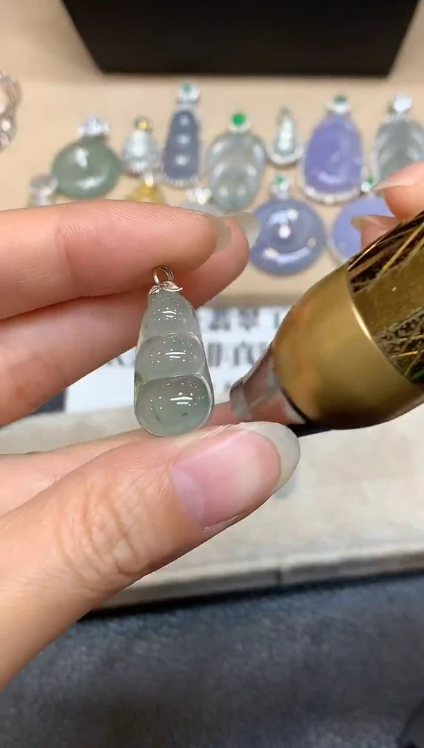 颈饰18K金镶嵌翡翠福豆【无服务费
