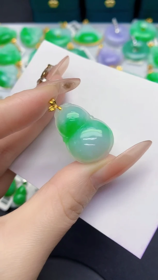 颈饰18K金镶嵌翡翠缅甸天然翡翠A货