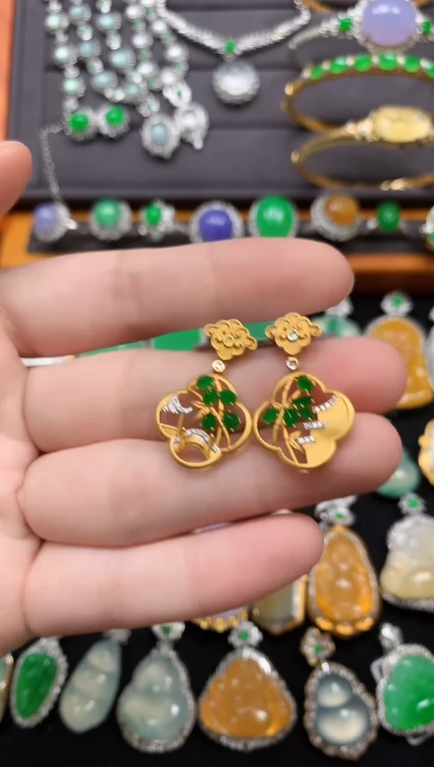 18K金镶嵌翡翠耳饰翡翠