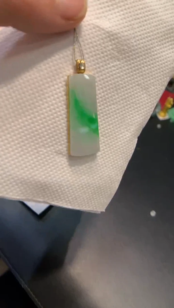 颈饰18K金镶嵌翡翠无事牌