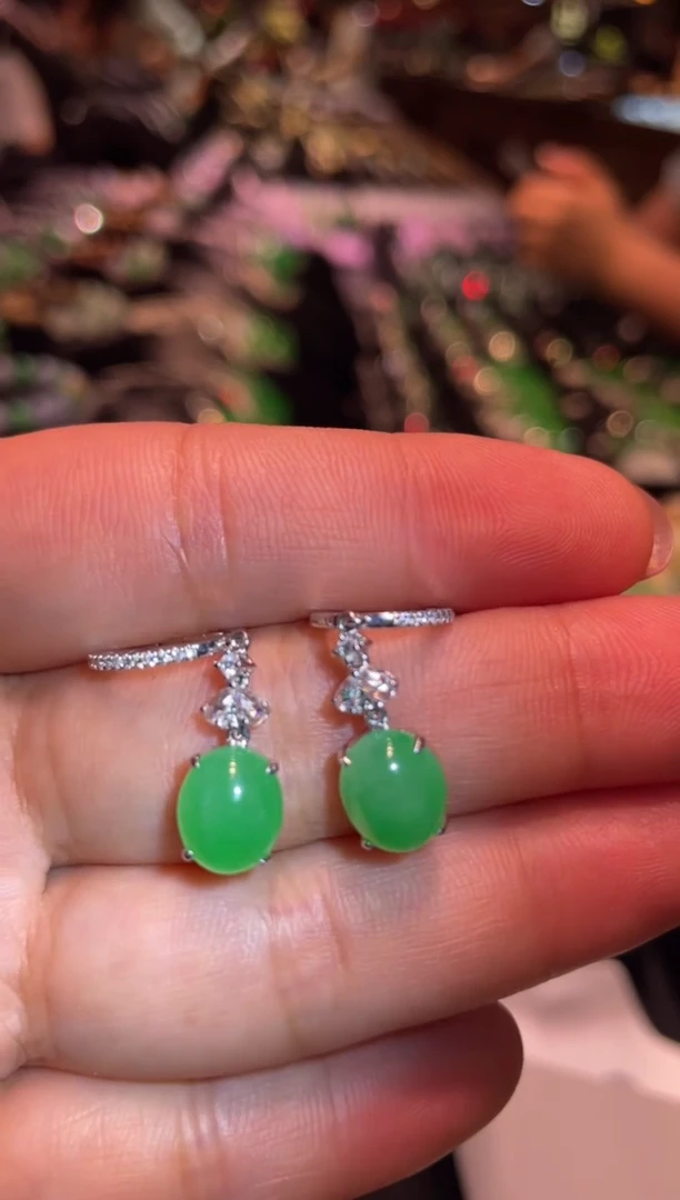 翡翠18K金镶嵌耳饰阳绿蛋面耳饰