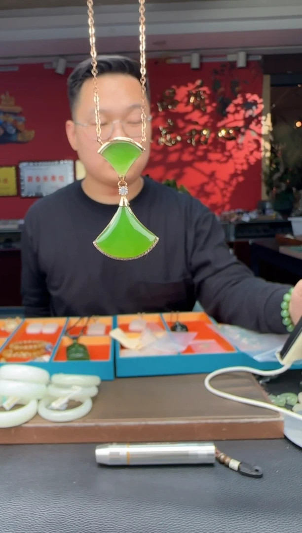 颈饰18K金镶嵌和田玉碧玉苹果绿小裙子