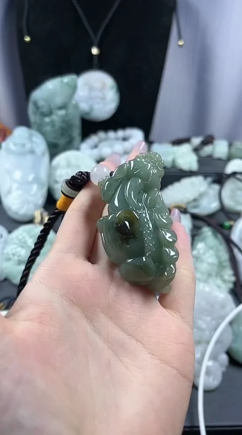 翡翠未镶嵌颈饰貔貅