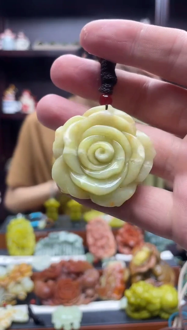 岫玉未镶嵌吊坠·