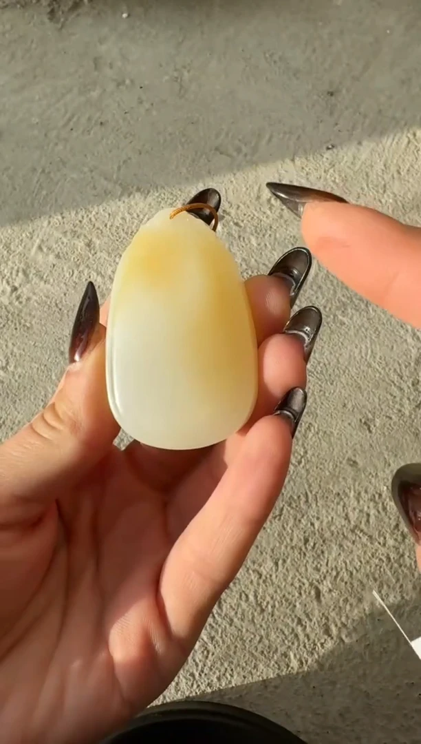 吊坠(赠链)未镶嵌和田玉且末金山糖白吊坠