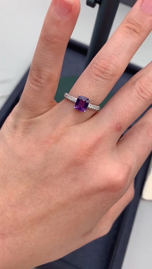 【闪购商品】彩色蓝宝石戒指18K金镶嵌1.5ct紫蓝宝戒指