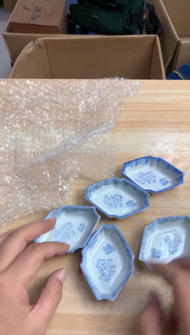 默认微瑕，no退no换，介意勿拍  买四送一（一只有磕）