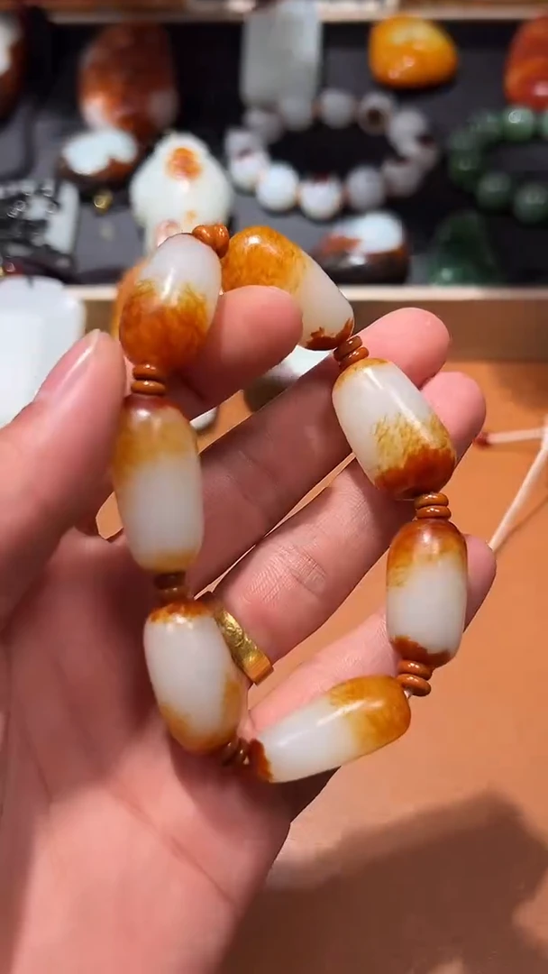 未镶嵌和田玉把件布**。和田玉