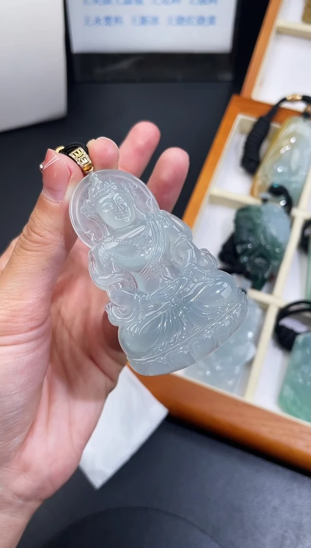 颈饰18K金镶嵌翡翠乌*邦度母