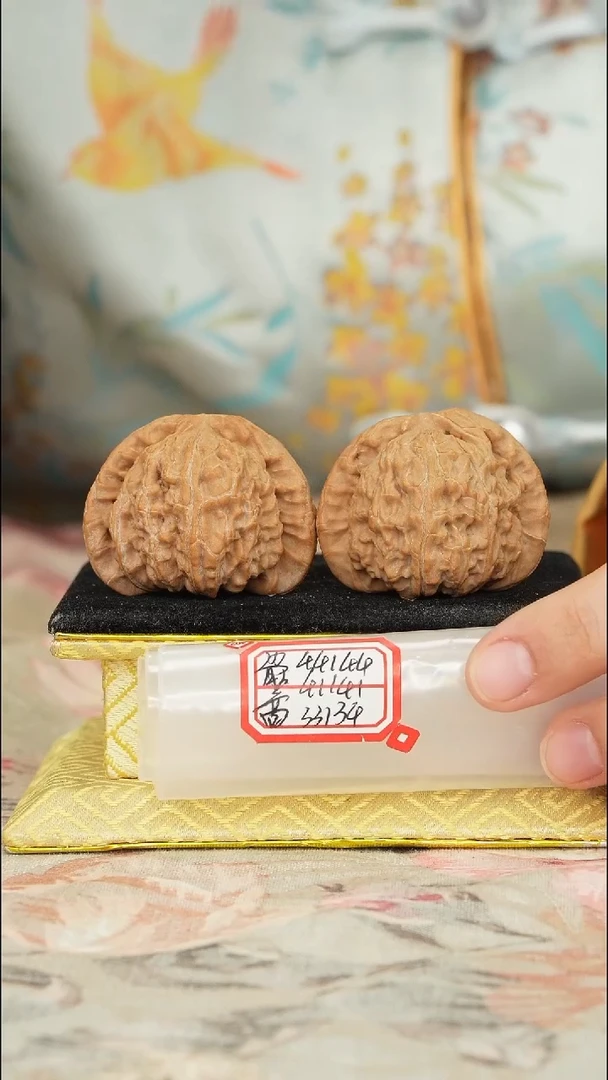 【闪购商品】文玩核桃把件白狮子