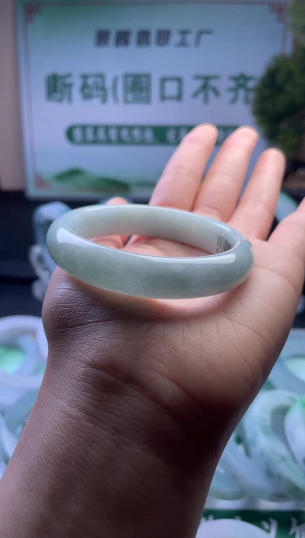 翡翠手镯未镶嵌翡翠手镯