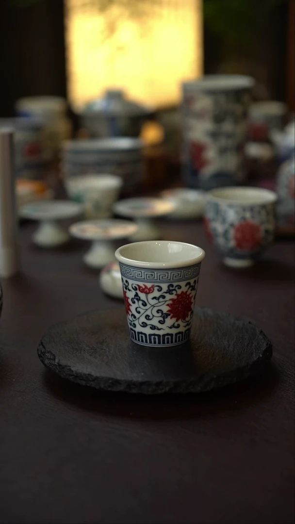 景德镇全手工手绘青花釉里红缠枝莲可乐杯