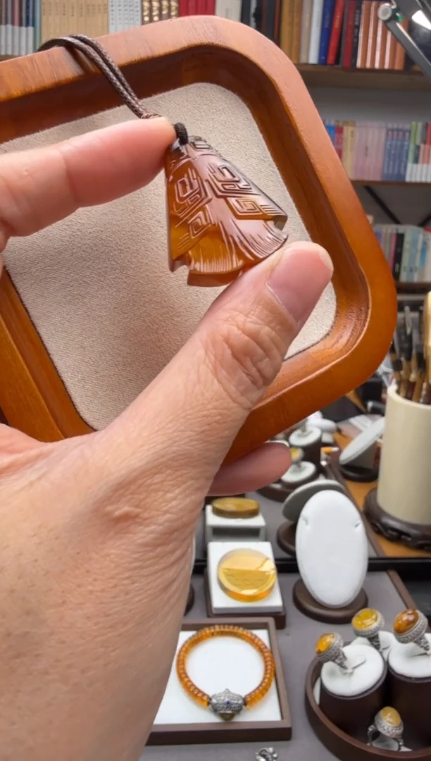 未镶嵌颈饰琥珀鸮吊坠