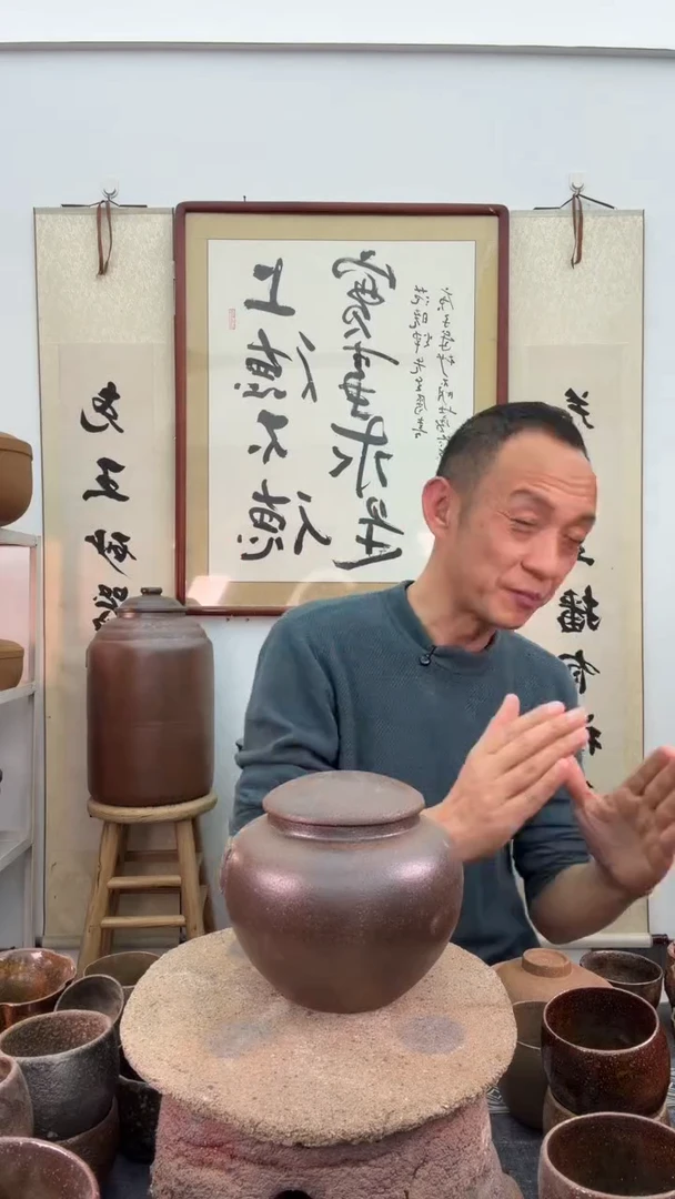 深色茶叶罐带章非遗技艺