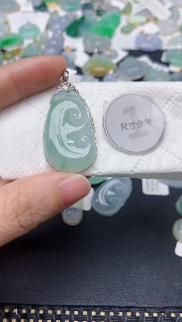 颈饰18K金镶嵌翡翠天然缅甸A货翡翠