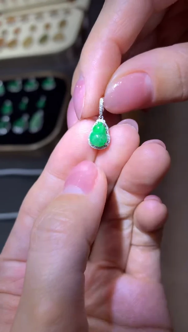 颈饰18K金镶嵌翡翠|不退不换